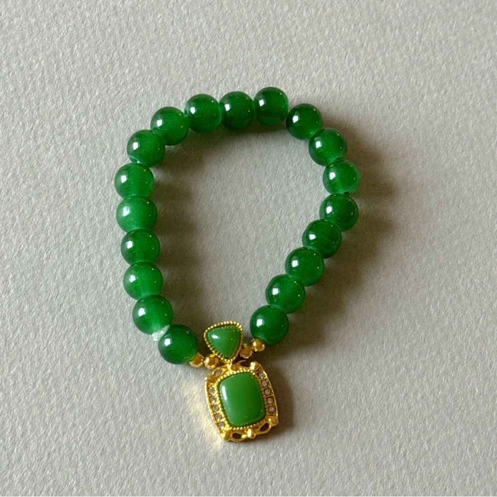 Elegant jade Green and Gold Bracelet A829